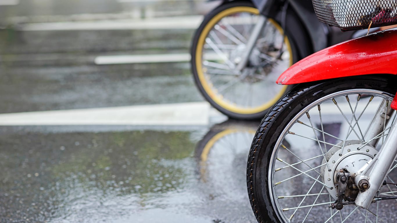 Zwei Motorräder auf nasser Straße: In der kalten Jahreszeit sollte man auf richtige Kleidung und sichere Reifen nicht verzichten.