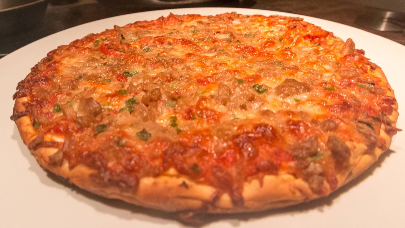 Eine gebackene Tiefkühlpizza: Von dem Rückruf betroffen ist Pizza der Marke "Die Ofenfrische – Thunfisch".
