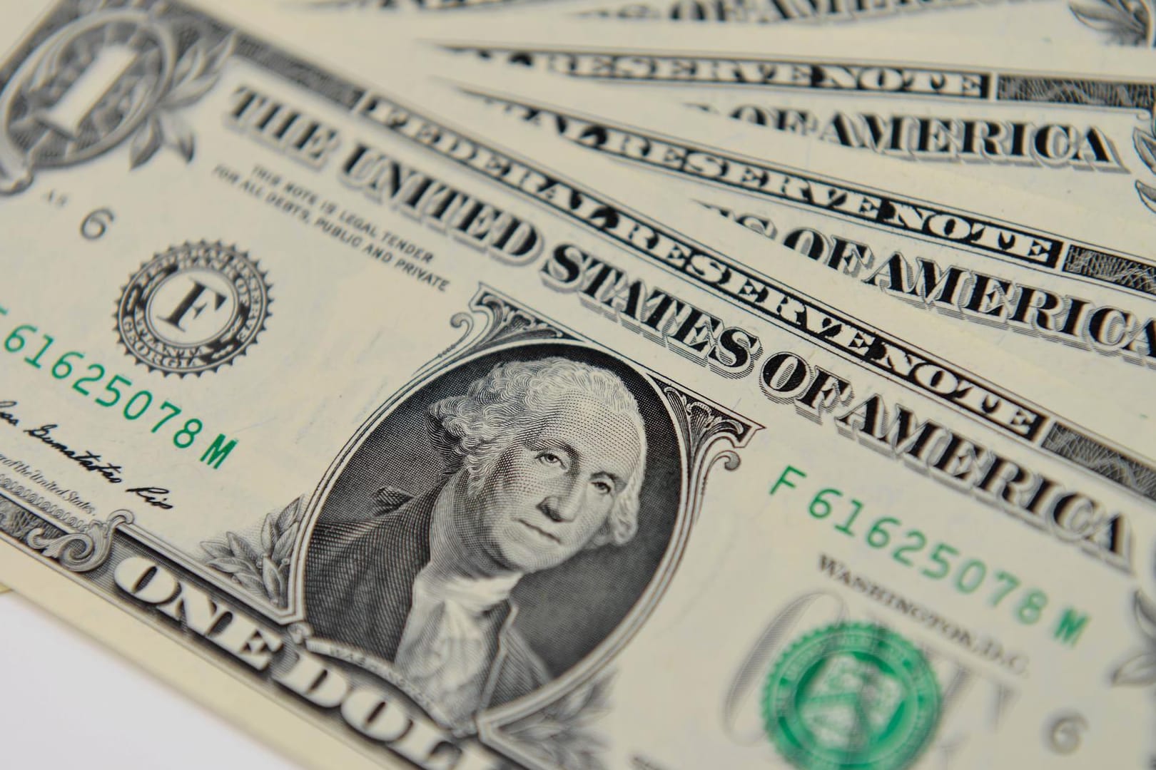 Dollar-Scheine: 120.000 US-Dollar gingen auf das falsche Konto ein. (Symbolbild)