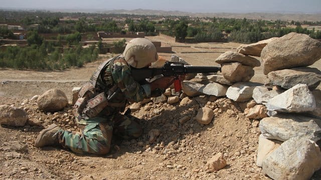 Ein Mitglied der Sicherheitskräfte während einer Militäroperation in Ostafghanistan. Ein Mitglied der Sicherheitskräfte während einer Militäroperation in Ostafghanistan.