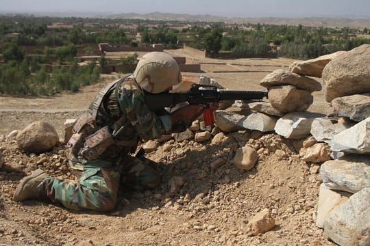 Ein Mitglied der Sicherheitskräfte während einer Militäroperation in Ostafghanistan.