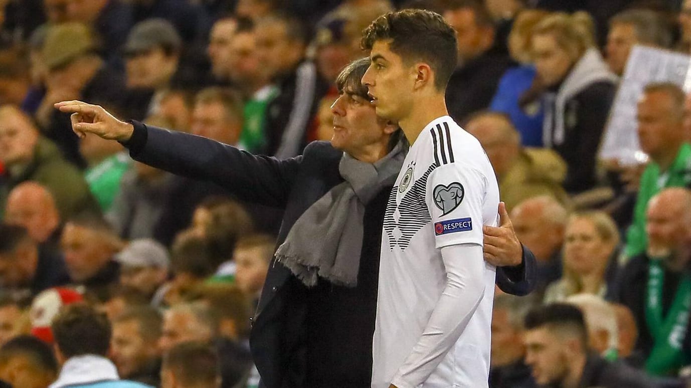 Bundestrainer Joachim Löw (l.) gibt Kai Havertz Anweisungen vor seiner Einwechslung.