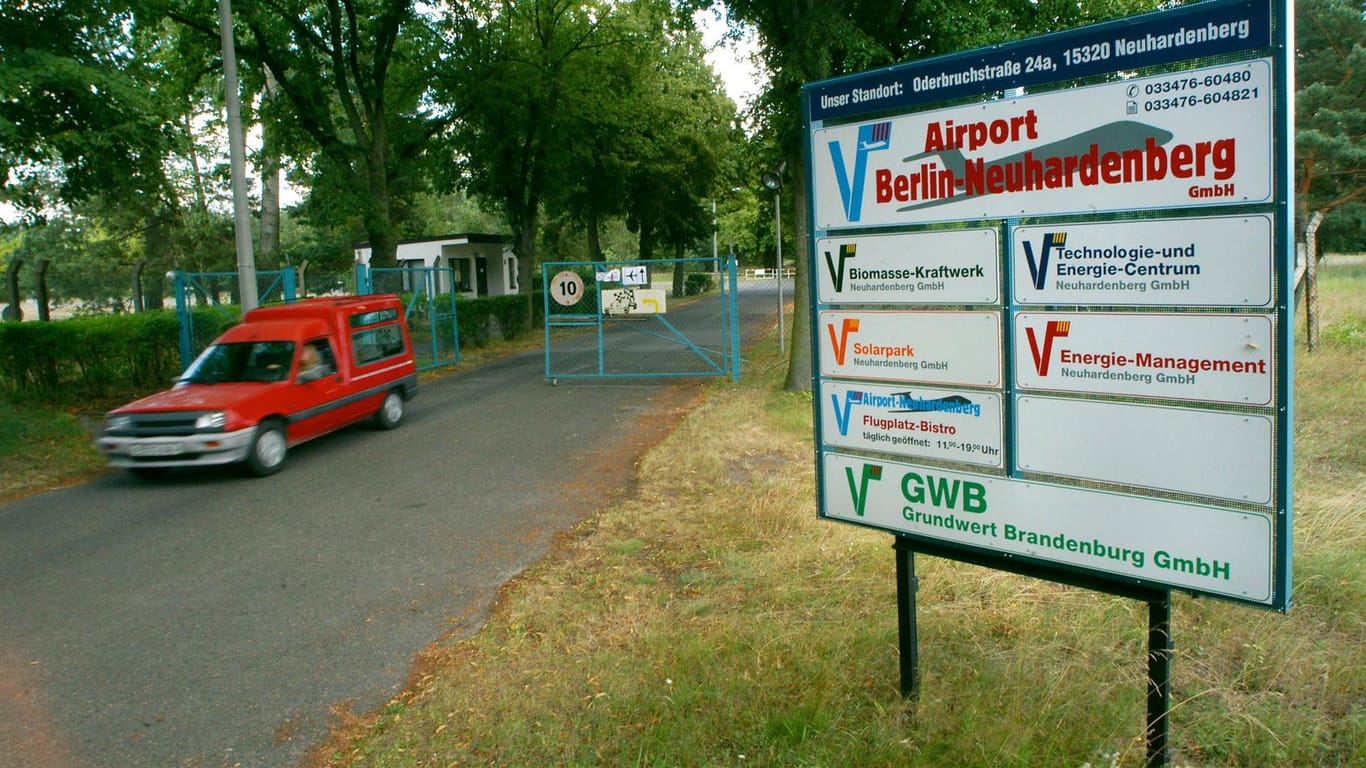 Der Flugplatz Neuhardenberg vor 15 Jahren (Archivbild): Auf dem Gelände ist eine Veranstaltungshalle eingestürzt.