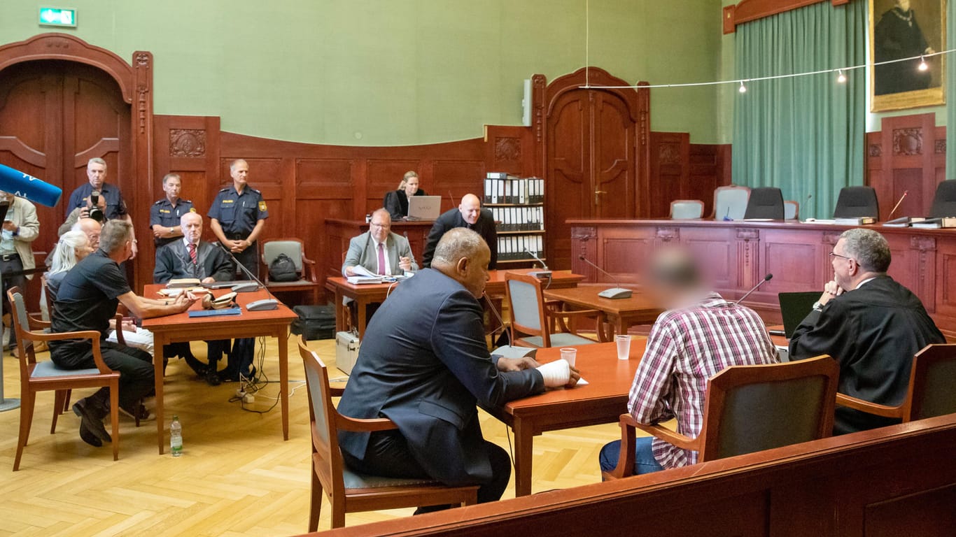 Prozessbeginn im Landgericht Bayreuth: Dem angeklagten Lastwagenfahrer wird vorgeworfen, die 28-jährige Tramperin Sophia auf ihrem Weg von Leipzig nach Nürnberg getötet zu haben.