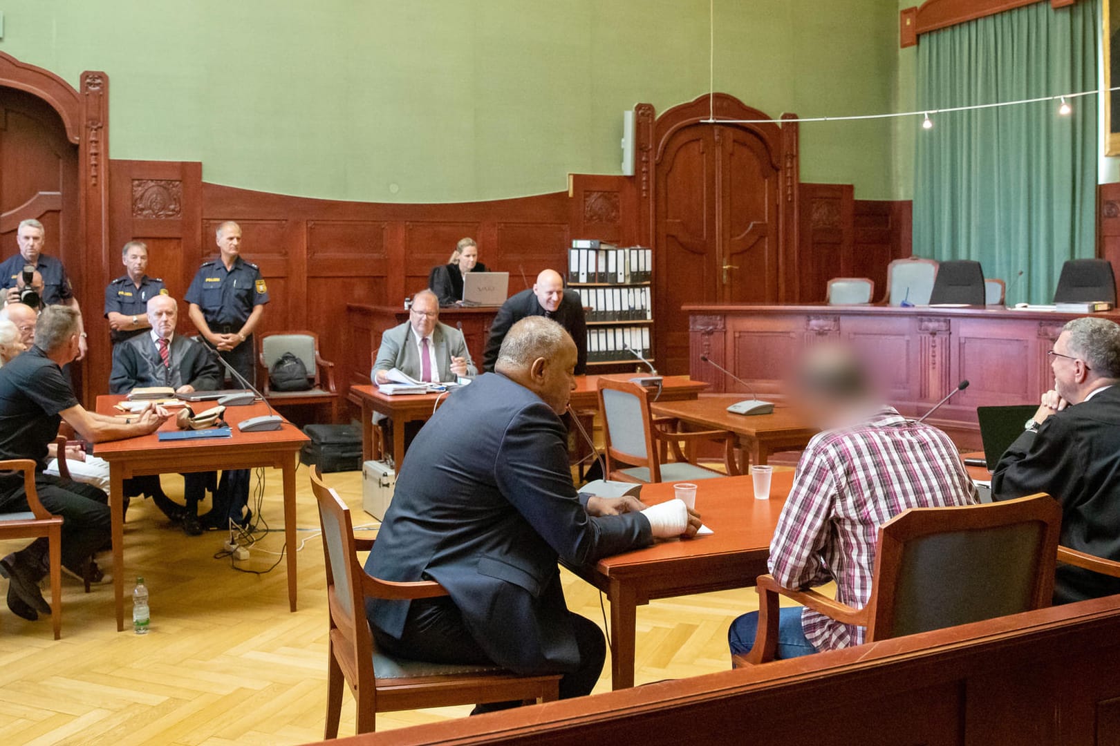 Prozessbeginn im Landgericht Bayreuth: Dem angeklagten Lastwagenfahrer wird vorgeworfen, die 28-jährige Tramperin Sophia auf ihrem Weg von Leipzig nach Nürnberg getötet zu haben.