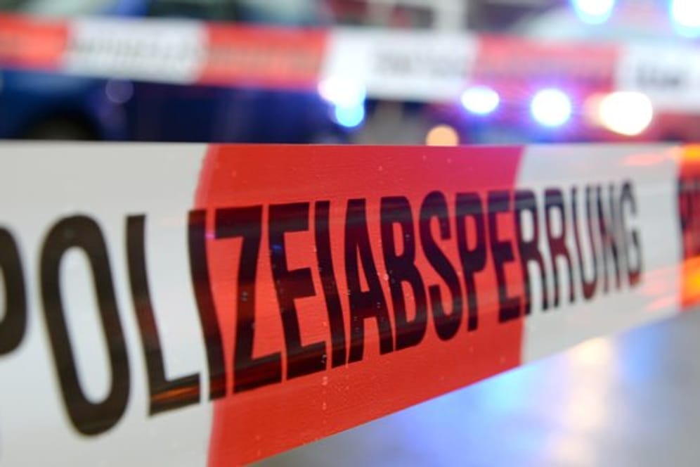 Ein Flatterband mit der Aufschrift "Polizeiabsperrung": In Hannover haben Ermittler eine Leiche entdeckt.