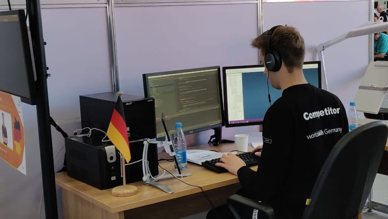 Ein Junge sitzt an einem PC: Der 19-Jährige gewann bei den "WorldSkill" 2019 im russischen Kazan einen Titel.