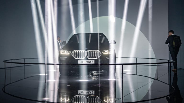 BMW X6 mit Speziallack: Karosseriedetails bleiben trotz Rampenlicht im Verborgenen.