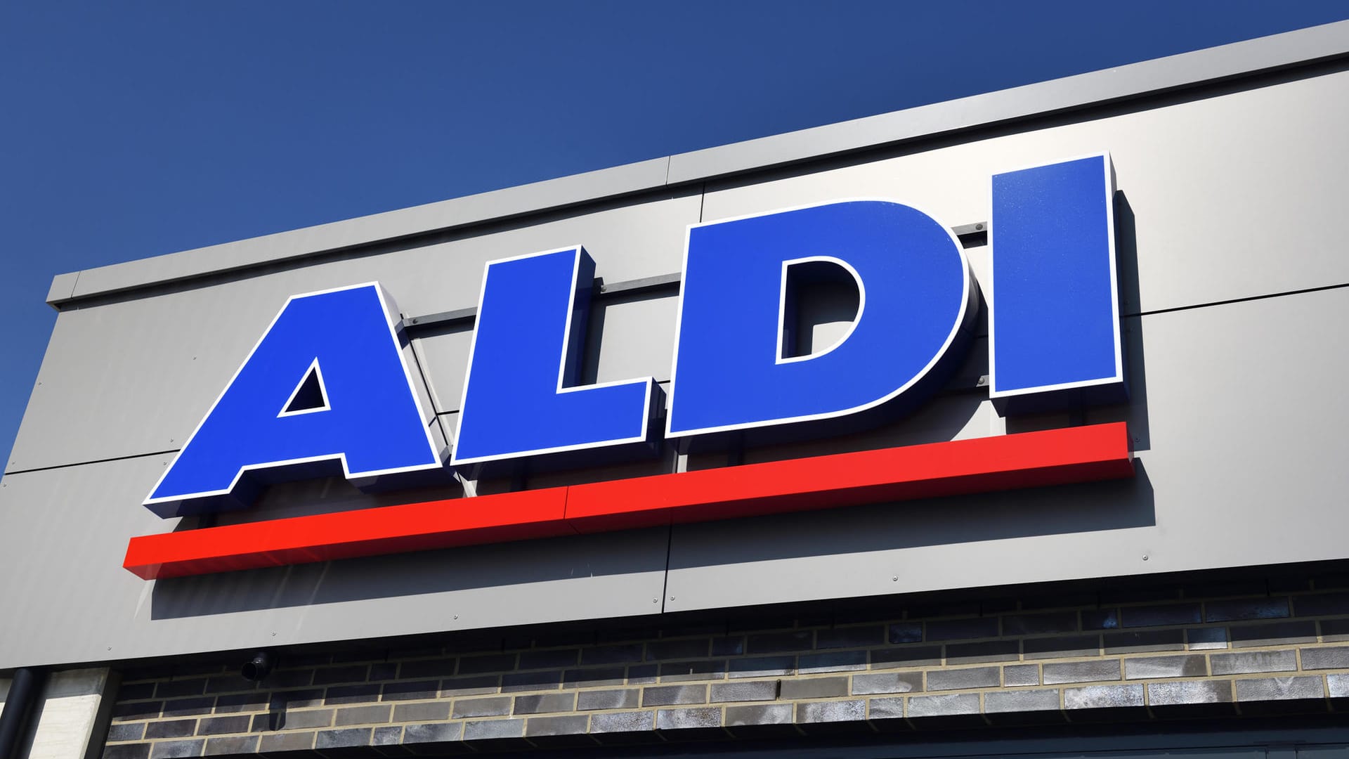 Schild von Aldi Nord: Aldi führt einen Online-Lieferservice ein.