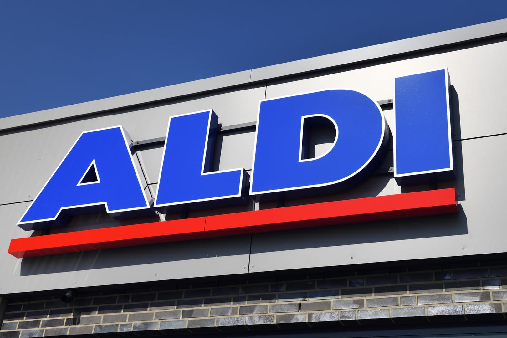 Schild von Aldi Nord: Aldi führt einen Online-Lieferservice ein.