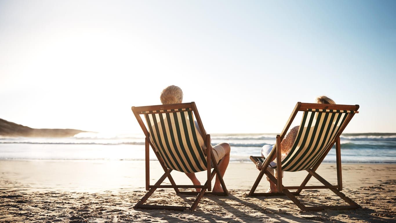 Rentner sitzen am Strand: Immer mehr Ältere zieht es ins Ausland.