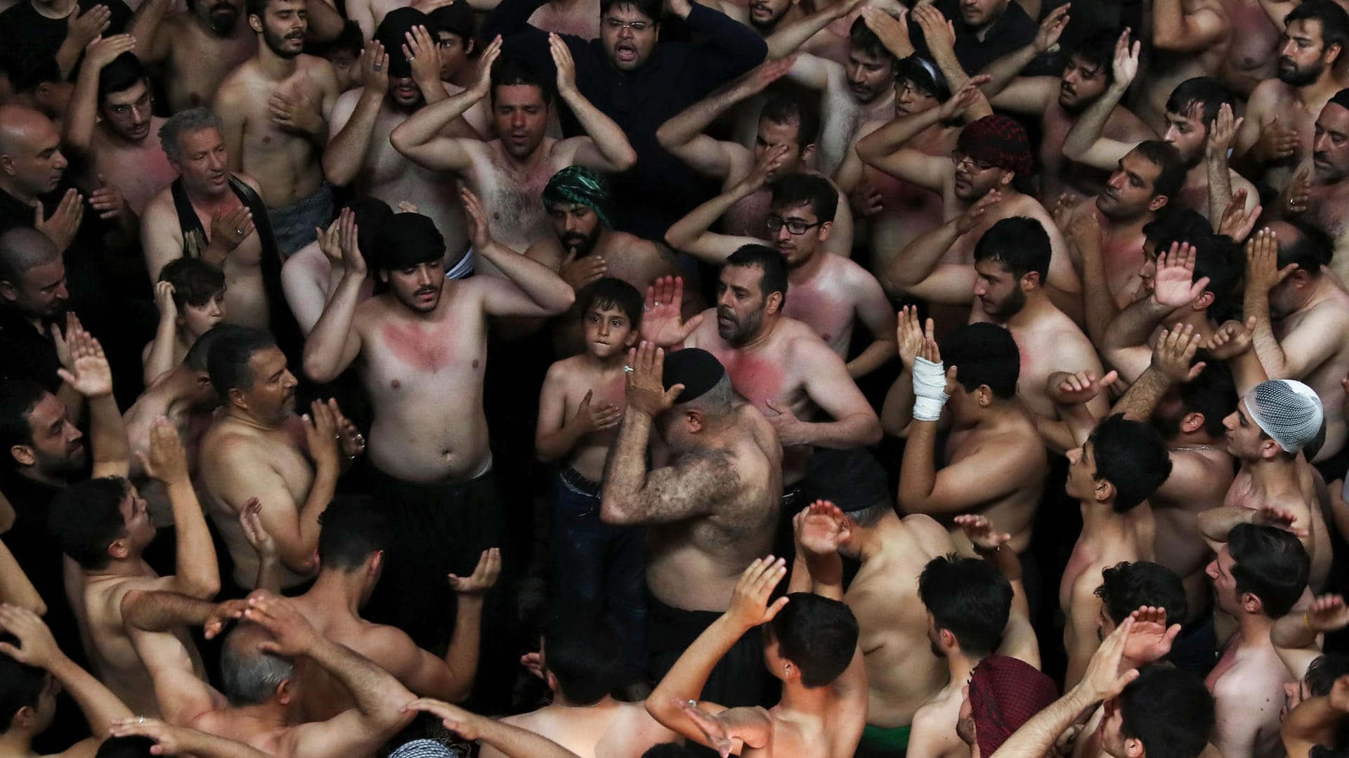 Gläubige begehen das Aschura-Fest in Teheran: Bei einer Massenpanik anlässlich der Feierlichkeiten im irakischen Kerbela sind Dutzende Menschen ums Leben gekommen. Gläubige begehen das Aschura-Fest in Teheran: Bei einer Massenpanik anlässlich der Feierlichkeiten im irakischen Kerbela sind Dutzende Menschen ums Leben gekommen.