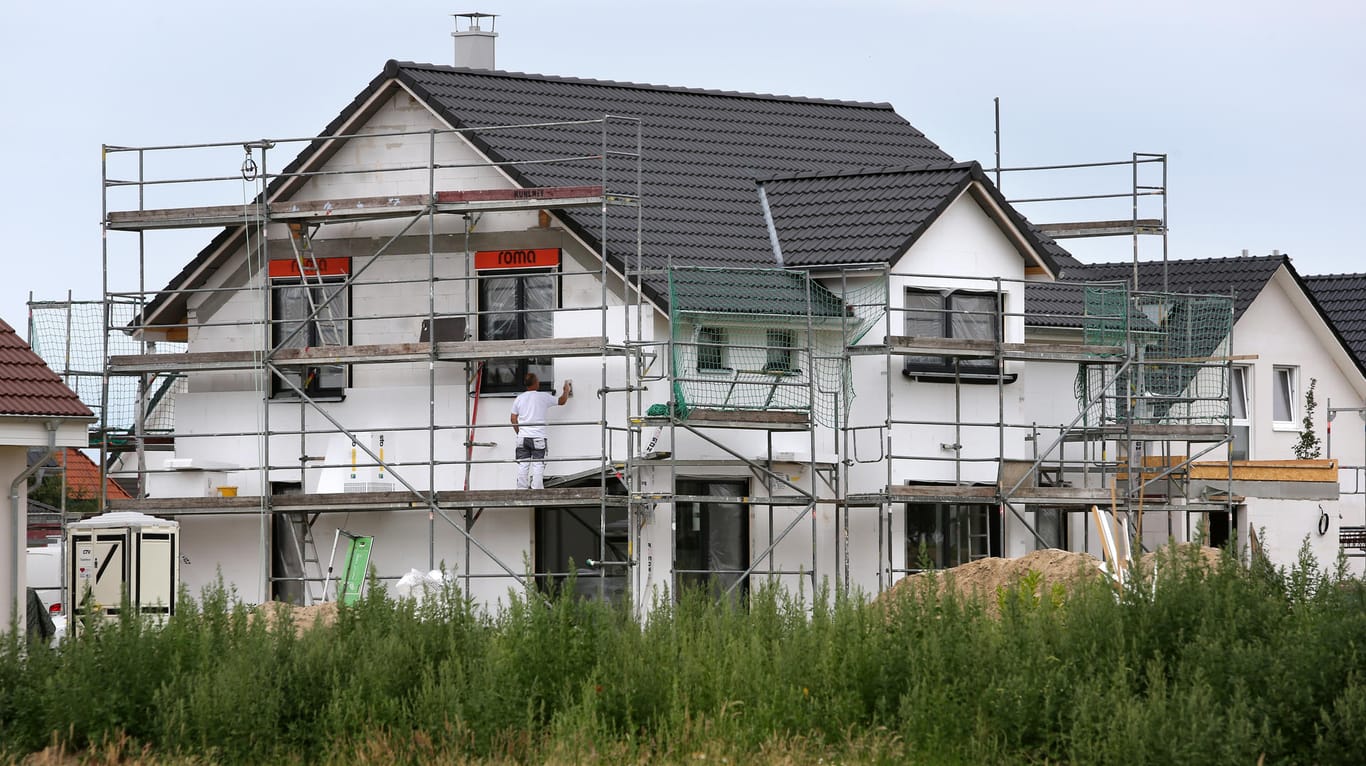 Bauarbeiter verputzen ein Einfamilienhaus: Der Bundesgerichtshof hat sich mit der Frage befasst, ob Banken von Kunden für die Umschuldung von Immobilienkrediten eine Gebühr kassieren dürfen.