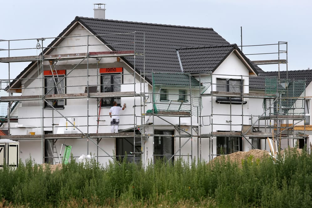 Bauarbeiter verputzen ein Einfamilienhaus: Der Bundesgerichtshof hat sich mit der Frage befasst, ob Banken von Kunden für die Umschuldung von Immobilienkrediten eine Gebühr kassieren dürfen.