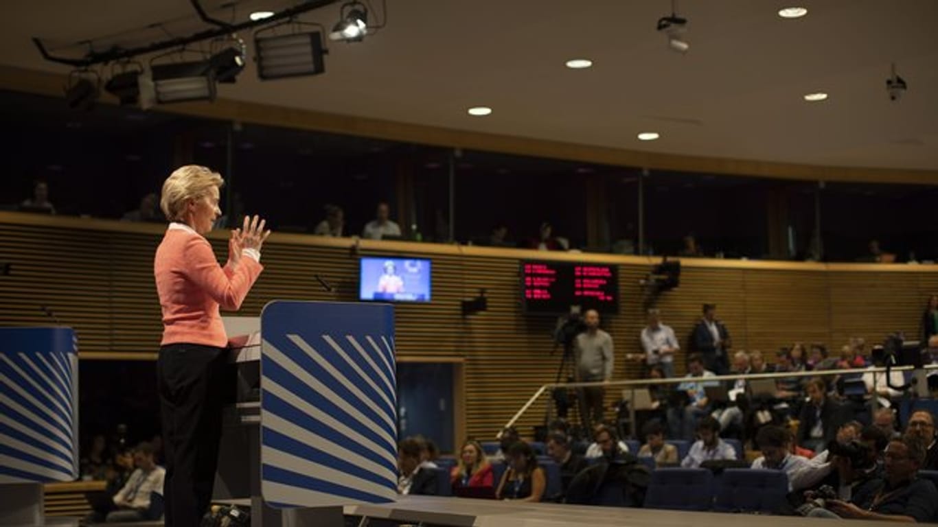 Ursula von der Leyen stellt in der Brüsseler EU-Zentrale ihr Team für die EU-Kommission vor.