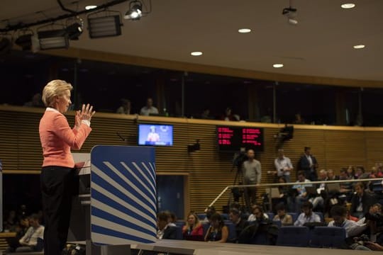 Ursula von der Leyen stellt in der Brüsseler EU-Zentrale ihr Team für die EU-Kommission vor.