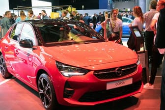 Opel präsentiert das jüngste Facelift des Corsa - und erstmals eine vollelektrische Version des bekannten Kleinwagens.