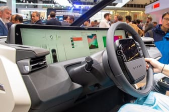 Byton hat erstmals ein E-Fahrzeug mit einem XL-Display im Cockpit zur Serienreife gebracht.