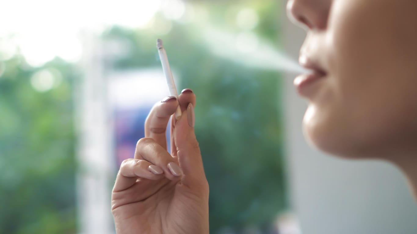 Rauchende Frau: Rauchen gehört zu den Risikofaktoren für eine Krebserkrankung.