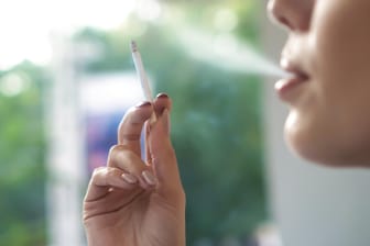 Rauchende Frau: Rauchen gehört zu den Risikofaktoren für eine Krebserkrankung.