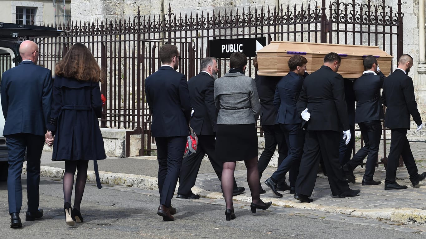 Trauergäste folgen bei der Trauerfeier für den verstorbenen französischen Rennfahrer Anthoine Hubert den Sargträgern in die Kathedrale von Chartres.