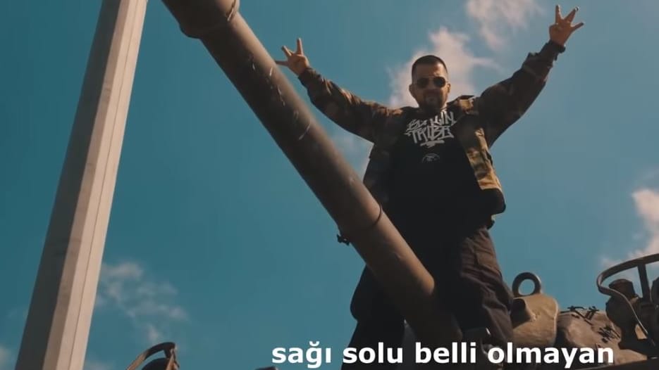 Der Rapper Fuat Ergin in dem Musik-Video zu "#SUSAMAM": Die Leute haben die Schnauze voll." Der Rapper Fuat Ergin in dem Musik-Video zu "#SUSAMAM": Die Leute haben die Schnauze voll."