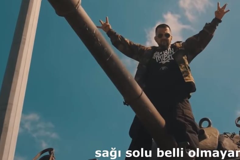 Der Rapper Fuat Ergin in dem Musik-Video zu "#SUSAMAM": Die Leute haben die Schnauze voll."