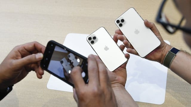 Veranstaltungsteilnehmer probieren während der Vorstellung in Cupertiono das neue iPhone 11 aus.