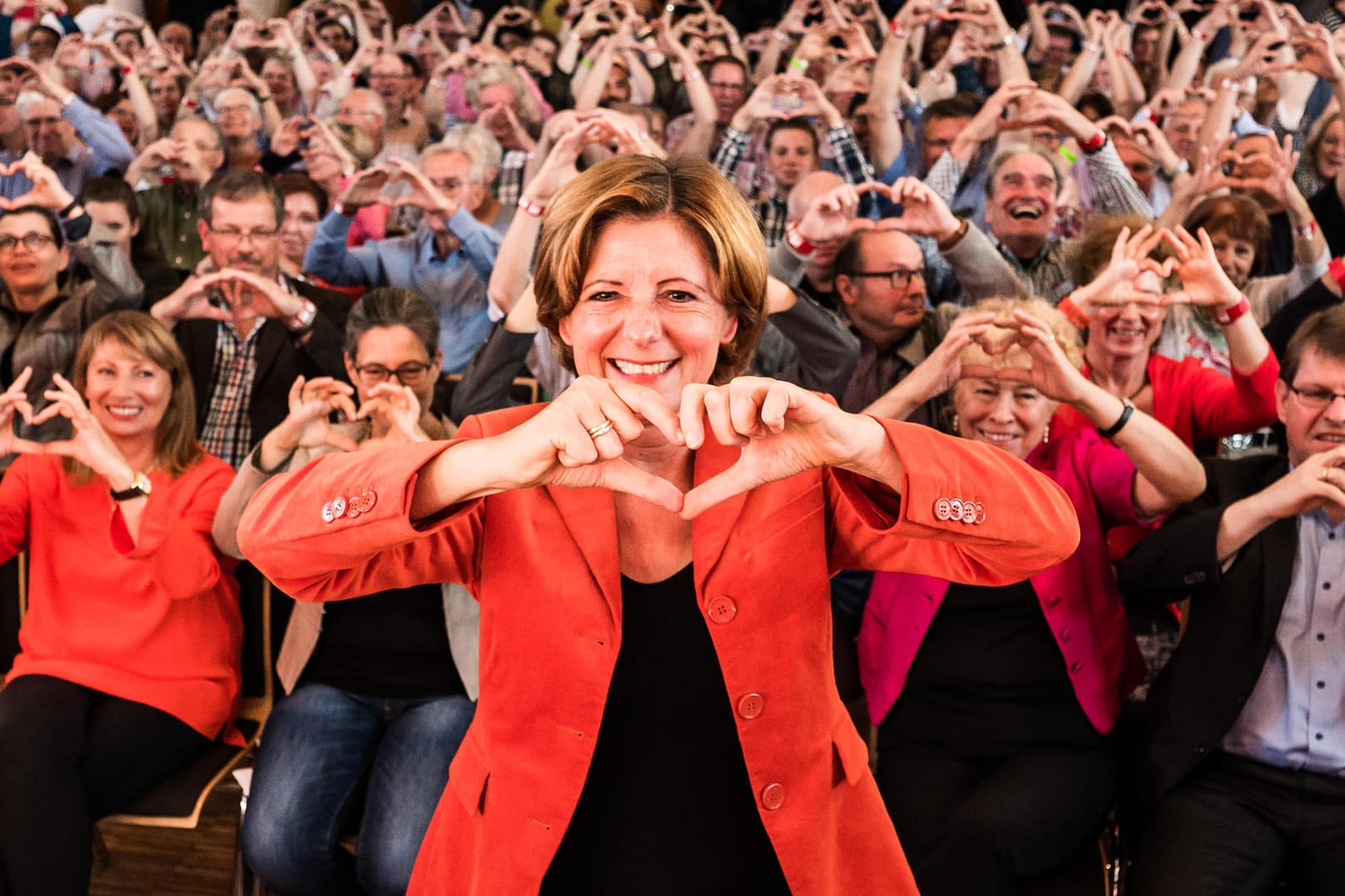 Das Bild: "Liebe ManuelaSchwesig – Nieder-Olm schickt Dir ganz viel Liebe und die besten Genesungswünsche", schrieb dazu der SPD-Parteivorstand.