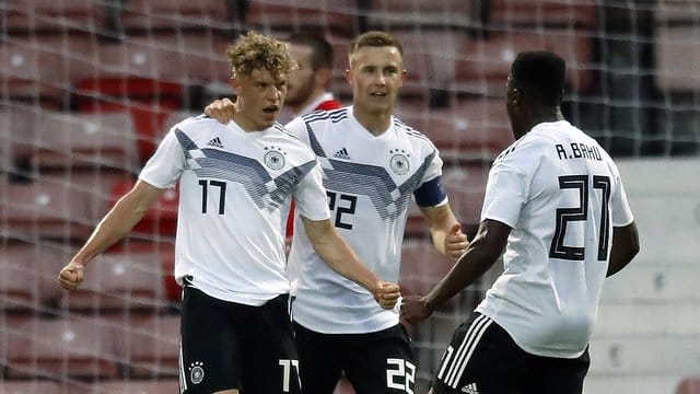 Torschütze Robin Hack (l) freut sich mit zwei Teamkollegen über das 2:0 gegen Wales. Torschütze Robin Hack (l) freut sich mit zwei Teamkollegen über das 2:0 gegen Wales.