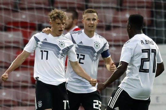 Torschütze Robin Hack (l) freut sich mit zwei Teamkollegen über das 2:0 gegen Wales.
