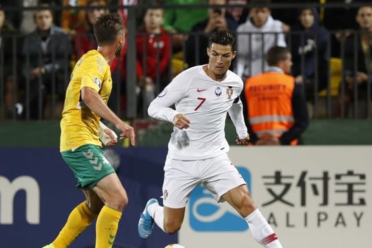 Cristiano Ronaldo (r) im Duell mit dem Litauer Saulius Mikoliunas.