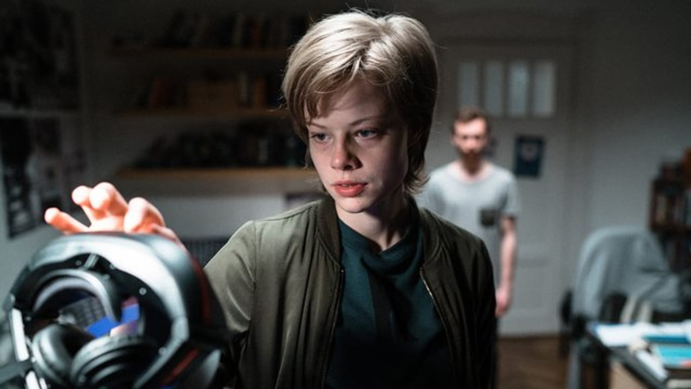 Jennifer Reitwein (Emma Bading) will das VR-Headset von Pierre (Jonas Hämmerle) ausprobieren.