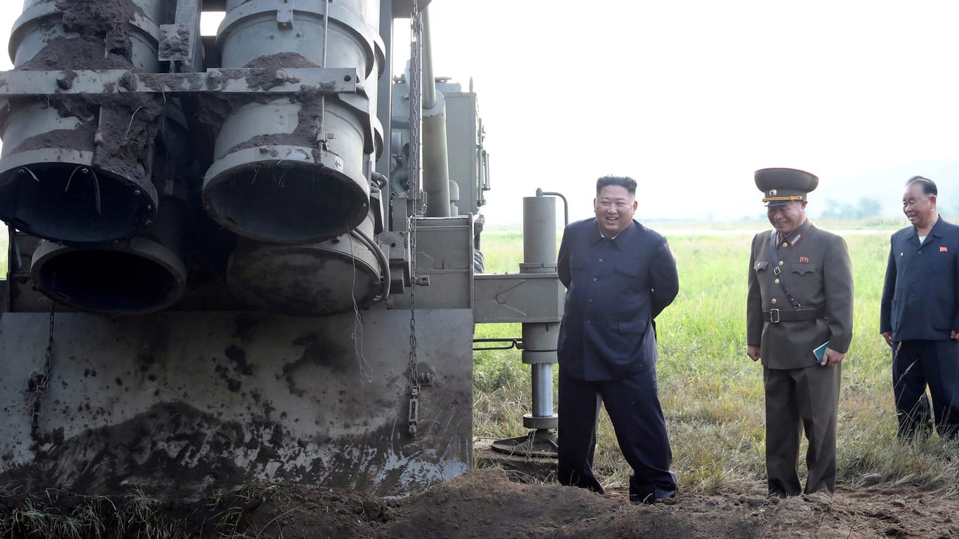 Das von der nordkoreanischen Regierung zur Verfügung gestellten Foto zeigt Nordkoreas Machthaber Kim Jong Un (l), der einen Standort für Mehrfachraketenwerfer an einem unbekannten Ort in Nordkorea besucht.