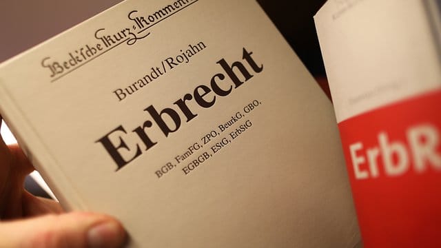 Bei einem Erbfall gilt in der Regel das Recht des Landes, in dem der Verstorbene zur Zeit seines Todes lebte. Bei einem Erbfall gilt in der Regel das Recht des Landes, in dem der Verstorbene zur Zeit seines Todes lebte.