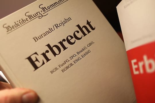 Bei einem Erbfall gilt in der Regel das Recht des Landes, in dem der Verstorbene zur Zeit seines Todes lebte. Bei einem Erbfall gilt in der Regel das Recht des Landes, in dem der Verstorbene zur Zeit seines Todes lebte.