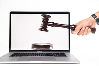Unternehmen bieten online Hilfe bei einfachen Rechtsproblemen an.