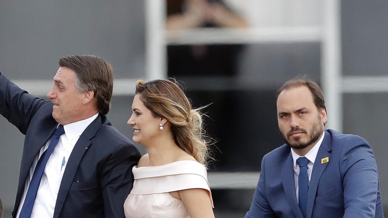 Carlos Bolsonaro (rechts) mit seinem Vater, dem brasilianischen Präsidenten Jair Bolsonaro, und Brasiliens First Lady Michelle Bolsonaro: Der Sprössling steht wegen eines fragwürdigen Tweets in der Kritik.