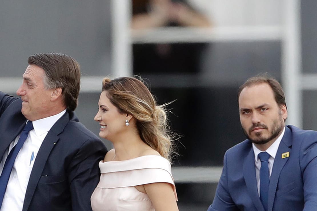 Carlos Bolsonaro (rechts) mit seinem Vater, dem brasilianischen Präsidenten Jair Bolsonaro, und Brasiliens First Lady Michelle Bolsonaro: Der Sprössling steht wegen eines fragwürdigen Tweets in der Kritik.