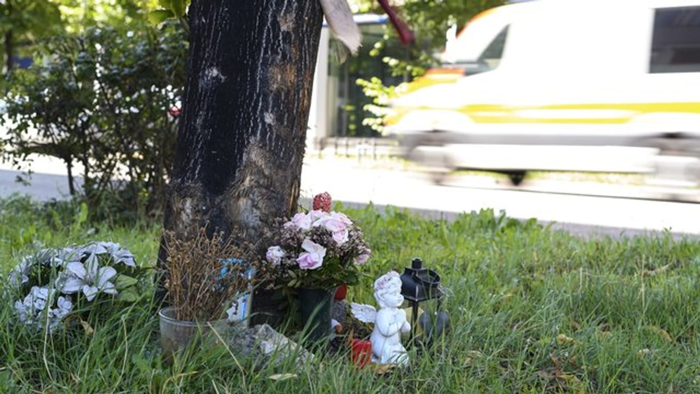 Blumen an der Unfallstelle in Stuttgart, an der zwei Menschen ihr Leben verloren.