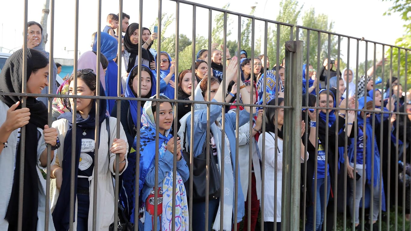 In Fußballstadien im iranischen Vereinsfußball sind Frauen verboten. Manche widersetzen sich dem und protestieren gegen diese Regelung.