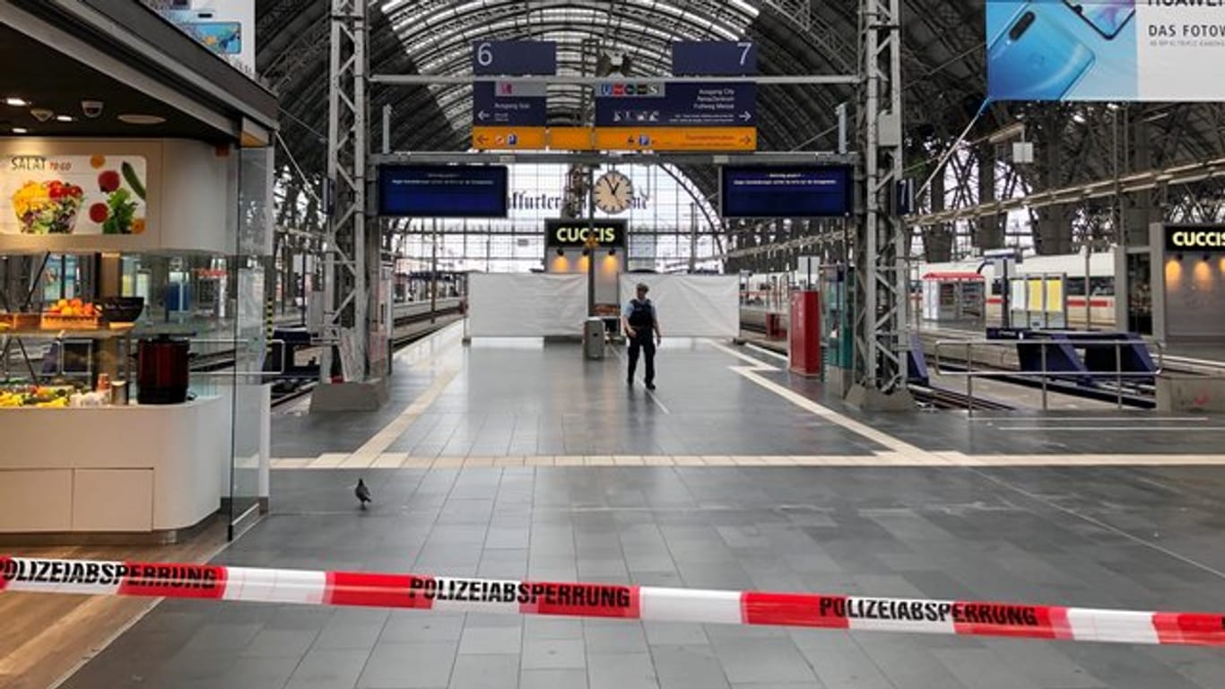 Ende Juli: Gesperrte Bahnsteige im Frankfurter Hauptbahnhof, nachdem ein Achtjähriger vor einen einfahrenden Zug gestoßen worden war.