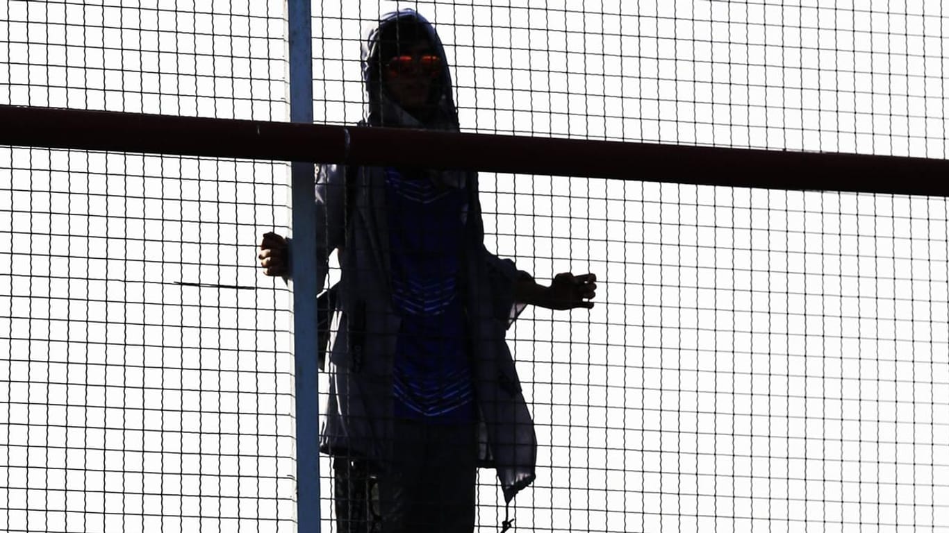 Symbolbild: Eine Frau schleicht sich verkleidet in ein Fußballstadion im Iran.