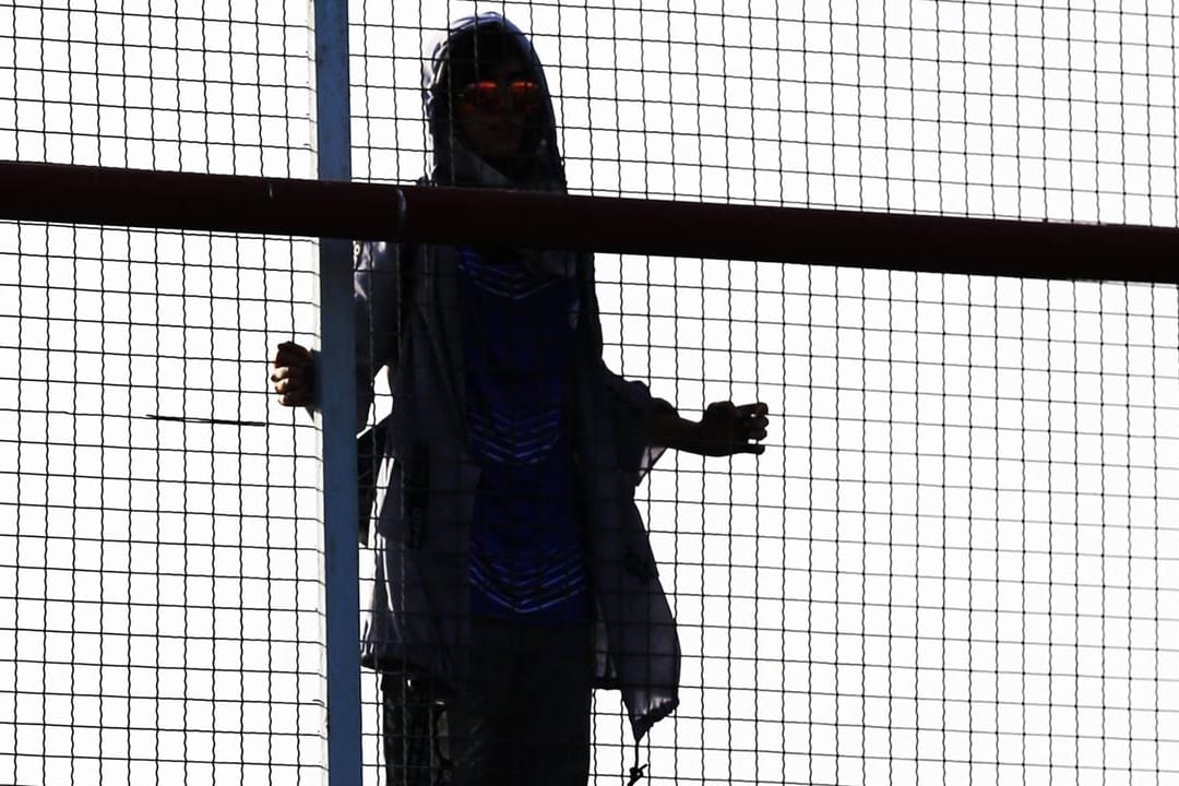 Symbolbild: Eine Frau schleicht sich verkleidet in ein Fußballstadion im Iran.
