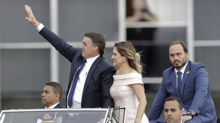 Präsident Jair Bolsonaro (l) zusammen mit seiner Frau Michelle und Sohn Carlos nach seiner Vereidigungszeremonie im Januar.
