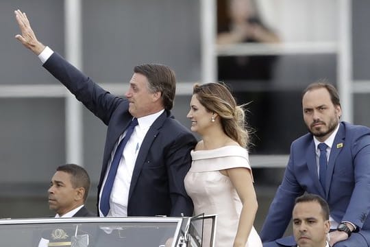 Präsident Jair Bolsonaro (l) zusammen mit seiner Frau Michelle und Sohn Carlos nach seiner Vereidigungszeremonie im Januar.