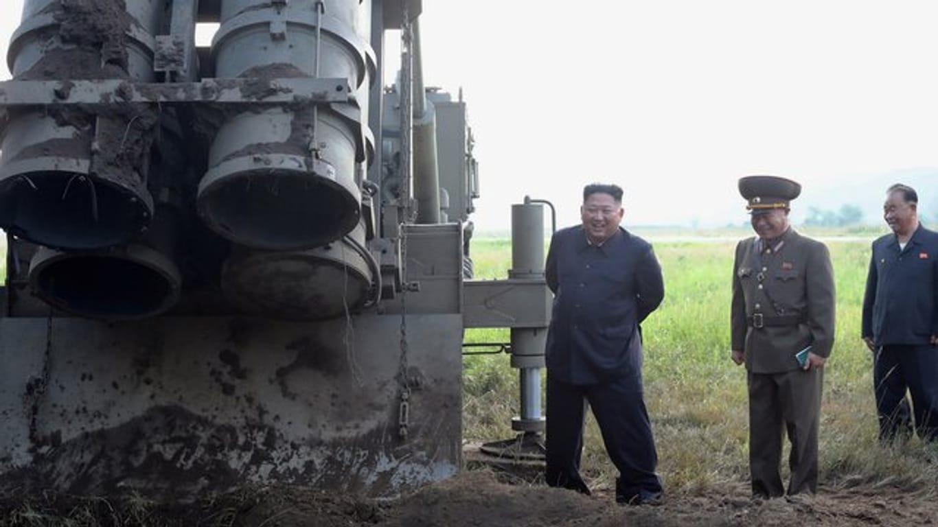 Das von der nordkoreanischen Regierung zur Verfügung gestellten Foto zeigt Machthaber Kim Jong Un an einem Standort für Mehrfachraketenwerfer.