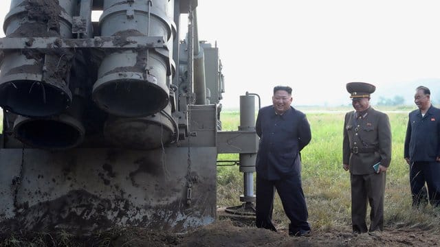 Das von der nordkoreanischen Regierung zur Verfügung gestellten Foto zeigt Machthaber Kim Jong Un an einem Standort für Mehrfachraketenwerfer. Das von der nordkoreanischen Regierung zur Verfügung gestellten Foto zeigt Machthaber Kim Jong Un an einem Standort für Mehrfachraketenwerfer.