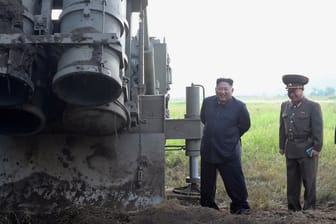 Das von der nordkoreanischen Regierung zur Verfügung gestellten Foto zeigt Machthaber Kim Jong Un an einem Standort für Mehrfachraketenwerfer.