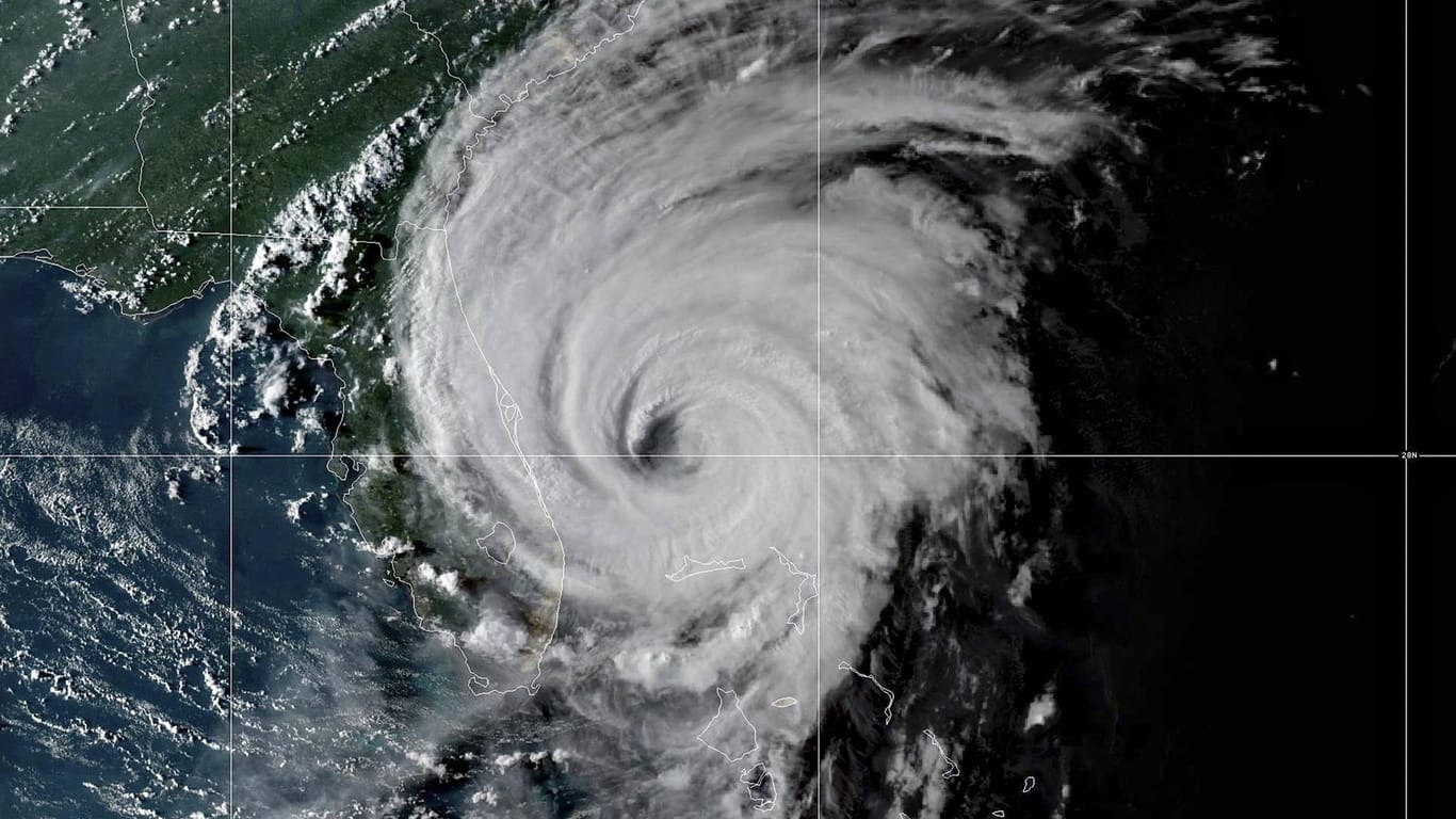 "Dorian" von oben: Eine Satelliten-Aufnahme zeigt die enormen Ausmaße des Hurrikans. Auf einen Radius von 350 Kilometern hat der Wind- und Wolkenwirbel es gebracht. Von der Landzunge, auf der der US-Bundesstaat Florida liegt, ist fast nichts zu erkennen.